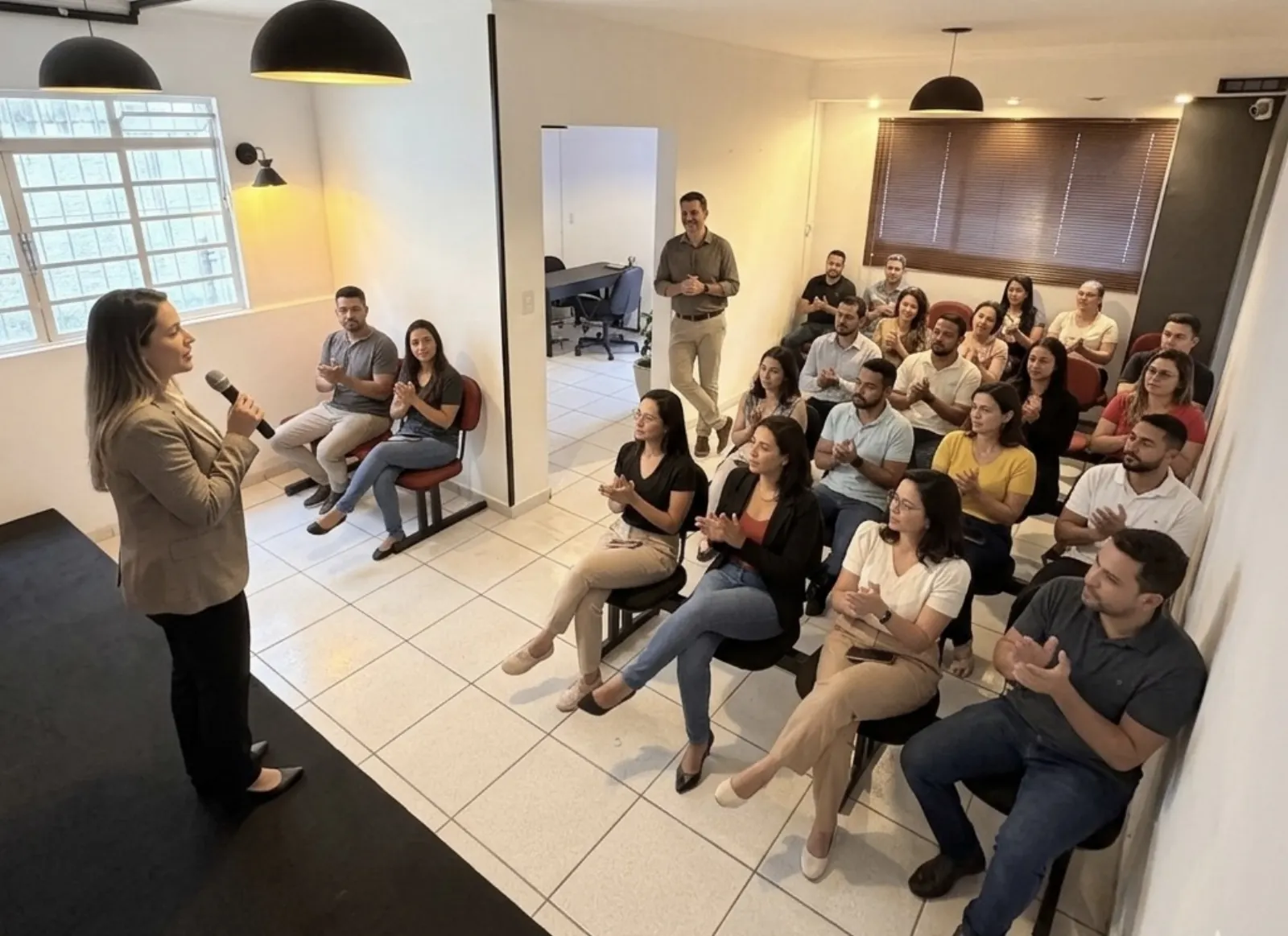 Elvio Santos conduzindo aula de oratória